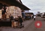 Image chargement sur les camions militaires Saigon Vietnam, 1966, de la seconde 49 séquences d'archives historiques vidéo 65675037338