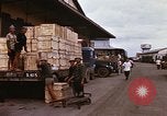 Image chargement sur les camions militaires Saigon Vietnam, 1966, de la seconde 50 séquences d'archives historiques vidéo 65675037338
