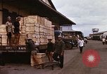 Image chargement sur les camions militaires Saigon Vietnam, 1966, de la seconde 51 séquences d'archives historiques vidéo 65675037338