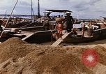 Image la construction des ports Saigon Vietnam, 1966, de la seconde 28 séquences d'archives historiques vidéo 65675037342