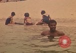 Immagine di Il riposo e la ricreazione Khanh Hoa Vietnam, 1971, secondo 44 filmato di repertorio 65675037356