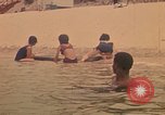 Immagine di Il riposo e la ricreazione Khanh Hoa Vietnam, 1971, secondo 45 filmato di repertorio 65675037356