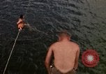 Immagine di Il riposo e la ricreazione Khanh Hoa Vietnam, 1971, secondo 50 filmato di repertorio 65675037356