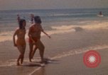 Standbild Menschen Entspannen am Strand Khanh Hoa Vietnam, 1971, aus Sekunde 15 historischem Filmmaterial Videoclip 65675037358