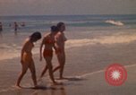 Standbild Menschen Entspannen am Strand Khanh Hoa Vietnam, 1971, aus Sekunde 16 historischem Filmmaterial Videoclip 65675037358