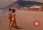 Standbild Menschen Entspannen am Strand Khanh Hoa Vietnam, 1971, aus Sekunde 17 historischem Filmmaterial Videoclip 65675037358