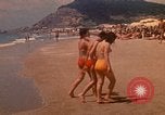 Standbild Menschen Entspannen am Strand Khanh Hoa Vietnam, 1971, aus Sekunde 18 historischem Filmmaterial Videoclip 65675037358