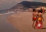 Standbild Menschen Entspannen am Strand Khanh Hoa Vietnam, 1971, aus Sekunde 19 historischem Filmmaterial Videoclip 65675037358