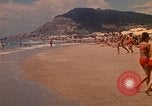Standbild Menschen Entspannen am Strand Khanh Hoa Vietnam, 1971, aus Sekunde 20 historischem Filmmaterial Videoclip 65675037358