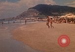 Standbild Menschen Entspannen am Strand Khanh Hoa Vietnam, 1971, aus Sekunde 22 historischem Filmmaterial Videoclip 65675037358