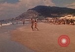 Standbild Menschen Entspannen am Strand Khanh Hoa Vietnam, 1971, aus Sekunde 24 historischem Filmmaterial Videoclip 65675037358