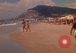 Standbild Menschen Entspannen am Strand Khanh Hoa Vietnam, 1971, aus Sekunde 25 historischem Filmmaterial Videoclip 65675037358