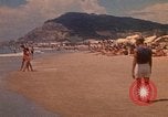 Standbild Menschen Entspannen am Strand Khanh Hoa Vietnam, 1971, aus Sekunde 26 historischem Filmmaterial Videoclip 65675037358