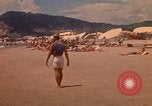 Standbild Menschen Entspannen am Strand Khanh Hoa Vietnam, 1971, aus Sekunde 28 historischem Filmmaterial Videoclip 65675037358
