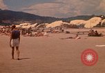 Standbild Menschen Entspannen am Strand Khanh Hoa Vietnam, 1971, aus Sekunde 29 historischem Filmmaterial Videoclip 65675037358