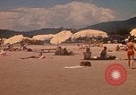 Standbild Menschen Entspannen am Strand Khanh Hoa Vietnam, 1971, aus Sekunde 31 historischem Filmmaterial Videoclip 65675037358