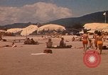 Standbild Menschen Entspannen am Strand Khanh Hoa Vietnam, 1971, aus Sekunde 32 historischem Filmmaterial Videoclip 65675037358