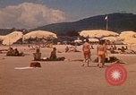 Standbild Menschen Entspannen am Strand Khanh Hoa Vietnam, 1971, aus Sekunde 33 historischem Filmmaterial Videoclip 65675037358