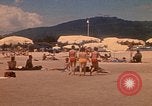 Standbild Menschen Entspannen am Strand Khanh Hoa Vietnam, 1971, aus Sekunde 34 historischem Filmmaterial Videoclip 65675037358