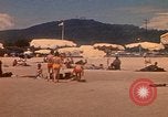 Standbild Menschen Entspannen am Strand Khanh Hoa Vietnam, 1971, aus Sekunde 35 historischem Filmmaterial Videoclip 65675037358
