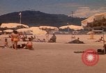 Standbild Menschen Entspannen am Strand Khanh Hoa Vietnam, 1971, aus Sekunde 36 historischem Filmmaterial Videoclip 65675037358