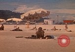 Standbild Menschen Entspannen am Strand Khanh Hoa Vietnam, 1971, aus Sekunde 38 historischem Filmmaterial Videoclip 65675037358