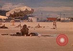 Standbild Menschen Entspannen am Strand Khanh Hoa Vietnam, 1971, aus Sekunde 39 historischem Filmmaterial Videoclip 65675037358