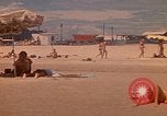 Standbild Menschen Entspannen am Strand Khanh Hoa Vietnam, 1971, aus Sekunde 40 historischem Filmmaterial Videoclip 65675037358