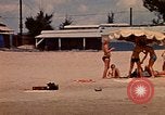 Standbild Menschen Entspannen am Strand Khanh Hoa Vietnam, 1971, aus Sekunde 44 historischem Filmmaterial Videoclip 65675037358