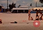 Standbild Menschen Entspannen am Strand Khanh Hoa Vietnam, 1971, aus Sekunde 45 historischem Filmmaterial Videoclip 65675037358