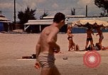 Standbild Menschen Entspannen am Strand Khanh Hoa Vietnam, 1971, aus Sekunde 46 historischem Filmmaterial Videoclip 65675037358