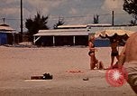 Standbild Menschen Entspannen am Strand Khanh Hoa Vietnam, 1971, aus Sekunde 47 historischem Filmmaterial Videoclip 65675037358