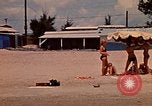 Standbild Menschen Entspannen am Strand Khanh Hoa Vietnam, 1971, aus Sekunde 48 historischem Filmmaterial Videoclip 65675037358