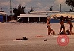 Standbild Menschen Entspannen am Strand Khanh Hoa Vietnam, 1971, aus Sekunde 49 historischem Filmmaterial Videoclip 65675037358