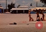 Standbild Menschen Entspannen am Strand Khanh Hoa Vietnam, 1971, aus Sekunde 50 historischem Filmmaterial Videoclip 65675037358