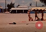 Standbild Menschen Entspannen am Strand Khanh Hoa Vietnam, 1971, aus Sekunde 51 historischem Filmmaterial Videoclip 65675037358