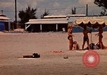 Standbild Menschen Entspannen am Strand Khanh Hoa Vietnam, 1971, aus Sekunde 52 historischem Filmmaterial Videoclip 65675037358