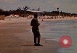 Standbild Menschen Entspannen am Strand Khanh Hoa Vietnam, 1971, aus Sekunde 53 historischem Filmmaterial Videoclip 65675037358