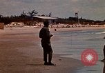 Standbild Menschen Entspannen am Strand Khanh Hoa Vietnam, 1971, aus Sekunde 54 historischem Filmmaterial Videoclip 65675037358