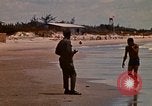 Standbild Menschen Entspannen am Strand Khanh Hoa Vietnam, 1971, aus Sekunde 55 historischem Filmmaterial Videoclip 65675037358
