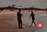 Standbild Menschen Entspannen am Strand Khanh Hoa Vietnam, 1971, aus Sekunde 56 historischem Filmmaterial Videoclip 65675037358