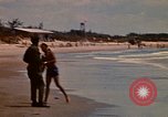 Standbild Menschen Entspannen am Strand Khanh Hoa Vietnam, 1971, aus Sekunde 57 historischem Filmmaterial Videoclip 65675037358