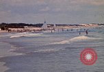 Standbild Menschen Entspannen am Strand Khanh Hoa Vietnam, 1971, aus Sekunde 60 historischem Filmmaterial Videoclip 65675037358