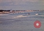 Standbild Menschen Entspannen am Strand Khanh Hoa Vietnam, 1971, aus Sekunde 61 historischem Filmmaterial Videoclip 65675037358