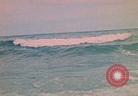 Standbild Soldaten surfen Vung Tau Vietnam, 1971, aus Sekunde 8 historischem Filmmaterial Videoclip 65675037366
