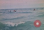 Standbild Soldaten surfen Vung Tau Vietnam, 1971, aus Sekunde 12 historischem Filmmaterial Videoclip 65675037366