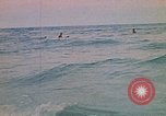Standbild Soldaten surfen Vung Tau Vietnam, 1971, aus Sekunde 13 historischem Filmmaterial Videoclip 65675037366