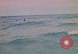 Standbild Soldaten surfen Vung Tau Vietnam, 1971, aus Sekunde 14 historischem Filmmaterial Videoclip 65675037366