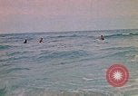 Standbild Soldaten surfen Vung Tau Vietnam, 1971, aus Sekunde 16 historischem Filmmaterial Videoclip 65675037366