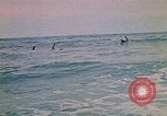 Standbild Soldaten surfen Vung Tau Vietnam, 1971, aus Sekunde 17 historischem Filmmaterial Videoclip 65675037366